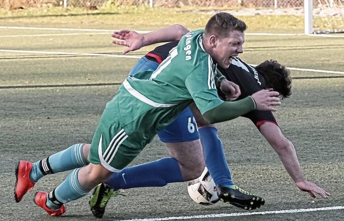 Iptingens Marcel Gerschwitz (links) kommt zwar nicht an Kaan Bahadir vorbei. Der SVI schlägt Sönmez Sport Bietigheim aber mit 4:0. Foto: Simecek