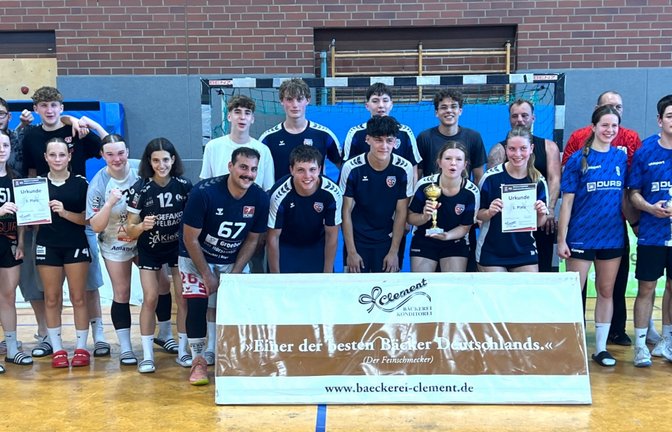 Gruppenfoto der Plätze eins bis drei beim Handballturnier des HCME. <span class='image-autor'>Foto: privat</span>