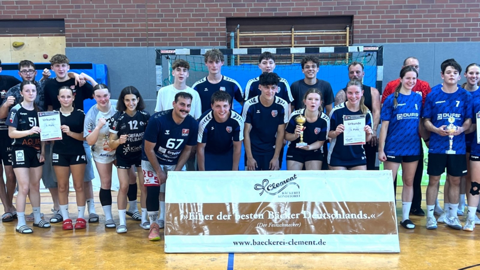 Gruppenfoto der Plätze eins bis drei beim Handballturnier des HCME. Foto: privat