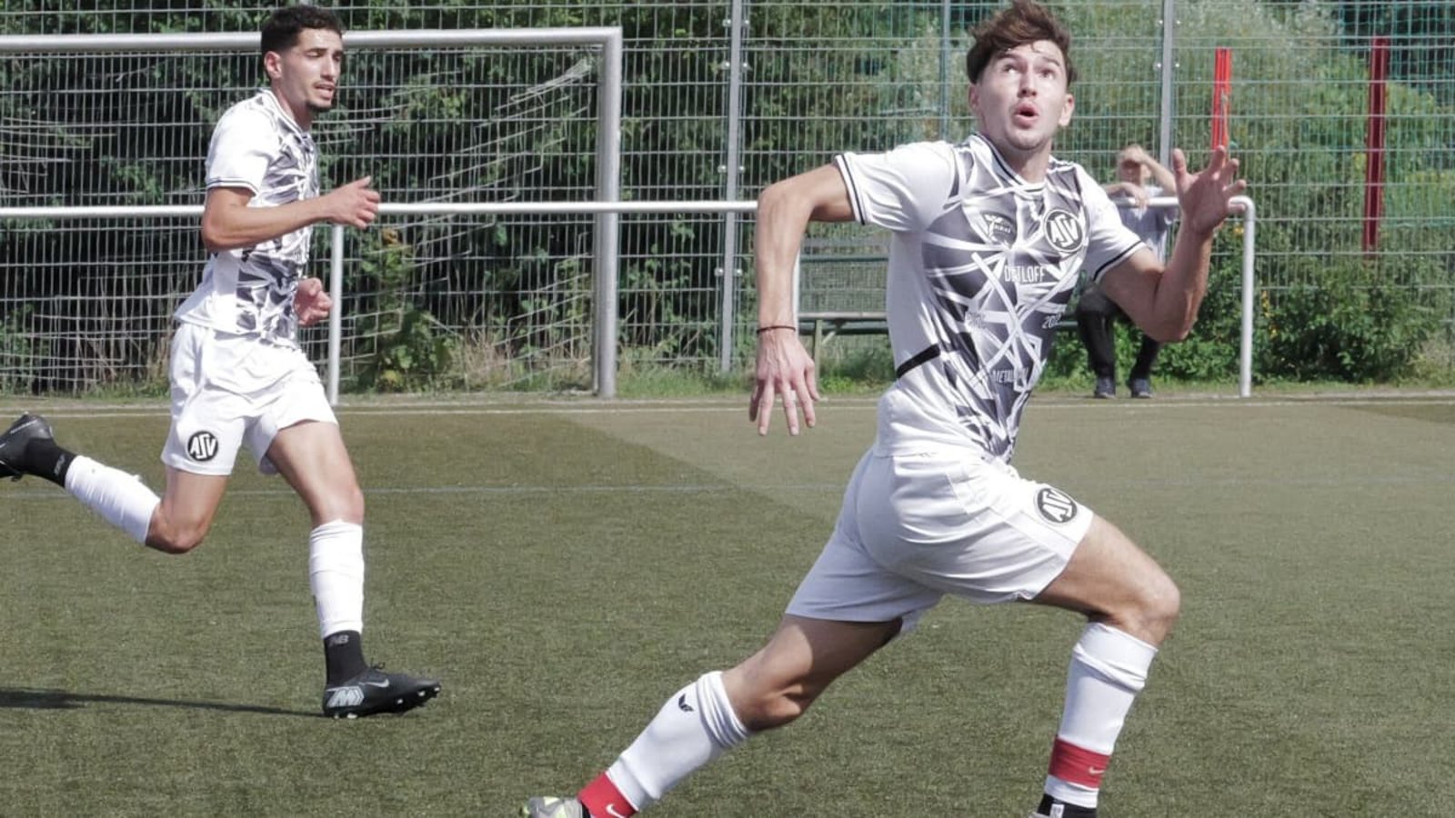 Rick Hachenbruch (rechts) erzielte den 2:1-Führungstreffer für den ASV Botnang.Günter E. Bergmann - Photograph Rick Hachenbruch (rechts) erzielte den 2:1-Führungstreffer für den ASV Botnang.Günter E. Bergmann - Photograph