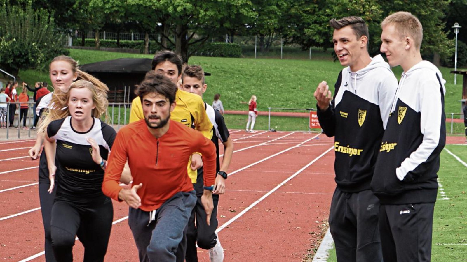Zum Abschluss der Trainingseinheit im Bietigheimer Ellentalstadion werden Tempoläufe absolviert. Die beiden Trainer Niklas Kienzle (von rechts) und David Benz geben die Geschwindigkeitswechsel per Pfiff vor. Foto: Nachreiner Zum Abschluss der Trainingseinheit im Bietigheimer Ellentalstadion werden Tempoläufe absolviert. Die beiden Trainer Niklas Kienzle (von rechts) und David Benz geben die Geschwindigkeitswechsel per Pfiff vor. Foto: Nachreiner