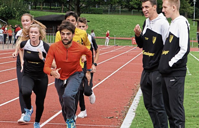 Zum Abschluss der Trainingseinheit im Bietigheimer Ellentalstadion werden Tempoläufe absolviert. Die beiden Trainer Niklas Kienzle (von rechts) und David Benz geben die Geschwindigkeitswechsel per Pfiff vor. Foto: Nachreiner