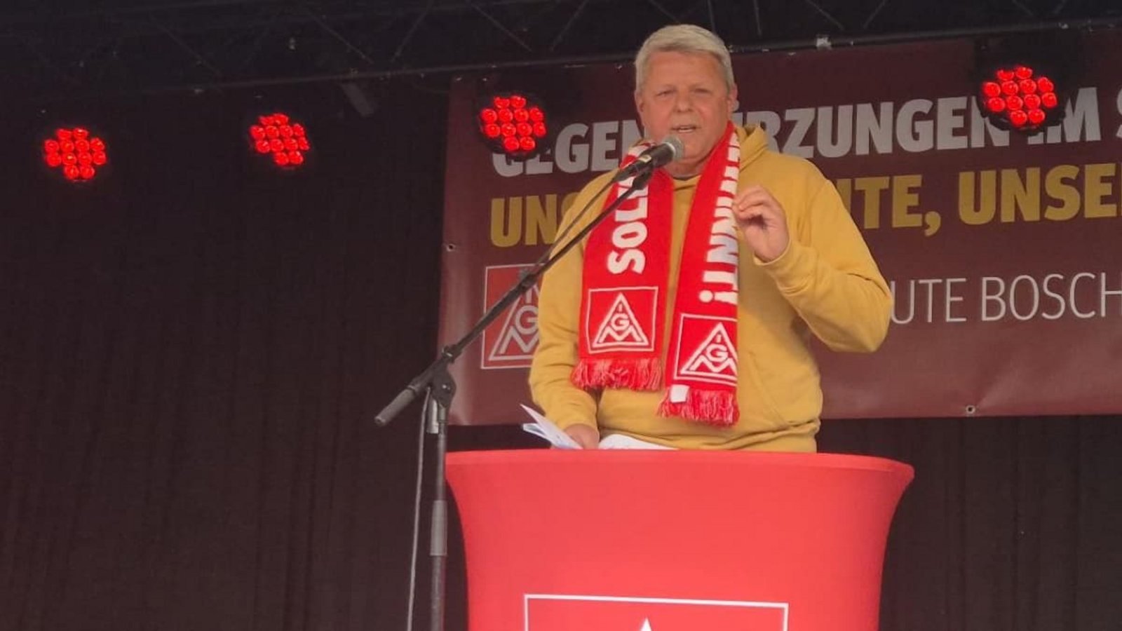 Unter anderem Bosch-Mobility-Betriebsratschef Frank Sell sprach bei der Protestaktion in Feuerbach.red/Rouven Spindler Unter anderem Bosch-Mobility-Betriebsratschef Frank Sell sprach bei der Protestaktion in Feuerbach.red/Rouven Spindler