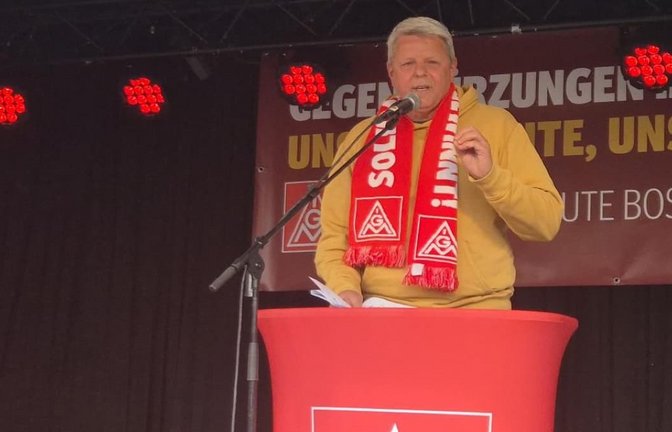 Unter anderem Bosch-Mobility-Betriebsratschef Frank Sell sprach bei der Protestaktion in Feuerbach.<span class='image-autor'>red/Rouven Spindler</span>