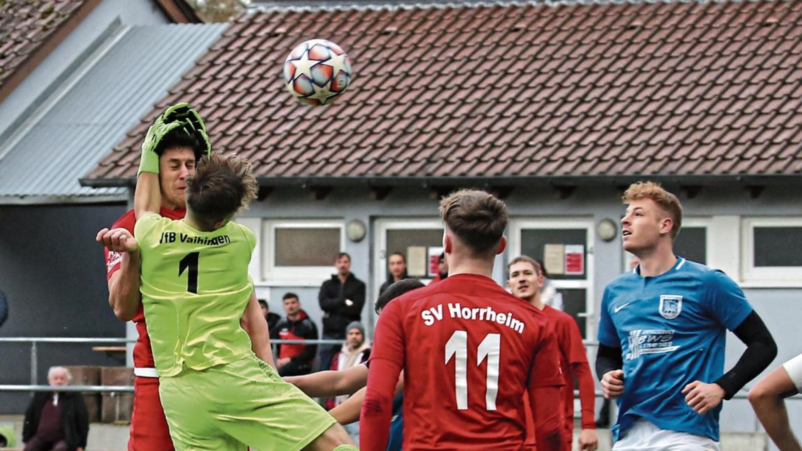 Jan Maier (links) war eigentlich gar nicht das Ziel von VfB-Torwart Csaba Juhasz. Doch der SVH-Kapitän hat den Ball mit Schwung in Richtung Vaihinger Tor geköpft, als der Keeper ihm gerade entgegen sprang, so dass der Kontakt nicht mehr zu vermeiden war. Foto: Küppers