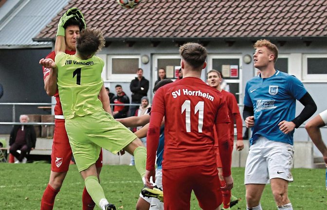 Jan Maier (links) war eigentlich gar nicht das Ziel von VfB-Torwart Csaba Juhasz. Doch der SVH-Kapitän hat den Ball mit Schwung in Richtung Vaihinger Tor geköpft, als der Keeper ihm gerade entgegen sprang, so dass der Kontakt nicht mehr zu vermeiden war. Foto: Küppers