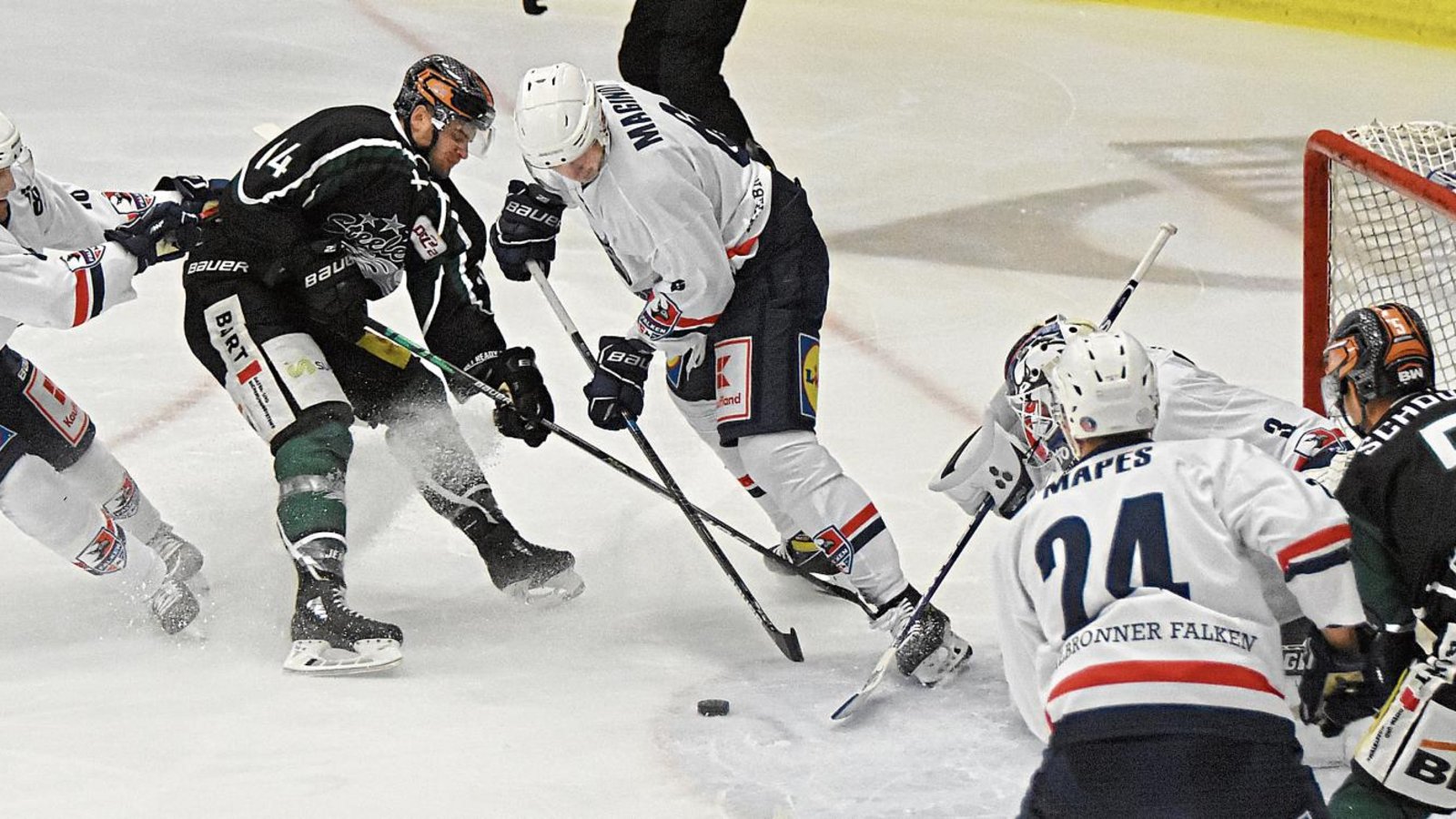 Das Derby gegen die Falken war heiß umkämpft, ehe sich die Steelers (dunkle Trikots) in der Verlängerung vor heimischem Publikum mit 6:5 durchgesetzt haben. Foto: Poller Das Derby gegen die Falken war heiß umkämpft, ehe sich die Steelers (dunkle Trikots) in der Verlängerung vor heimischem Publikum mit 6:5 durchgesetzt haben. Foto: Poller