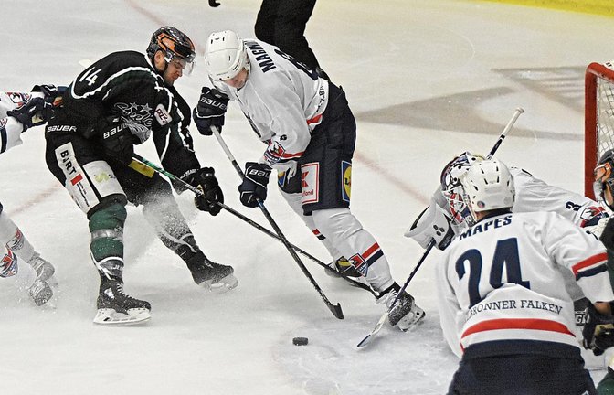 Das Derby gegen die Falken war heiß umkämpft, ehe sich die Steelers (dunkle Trikots) in der Verlängerung vor heimischem Publikum mit 6:5 durchgesetzt haben. Foto: Poller