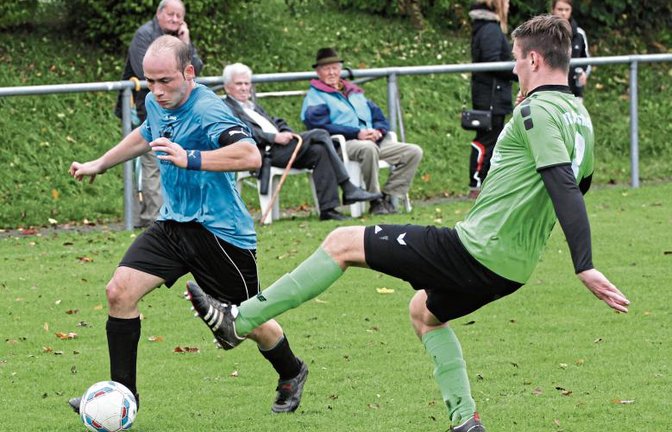 Bis 2015 führte Thorsten Dinkel (links) den TSV Häfnerhaslach teils als Kapitän aufs Feld, trat dann aber in der Reserve kürzer. In der neuen Saison bildet die zweite TSV-Mannschaft mit Sternenfels und Gündelbach eine Spielgemeinschaft. Foto: Archiv/Nachreiner