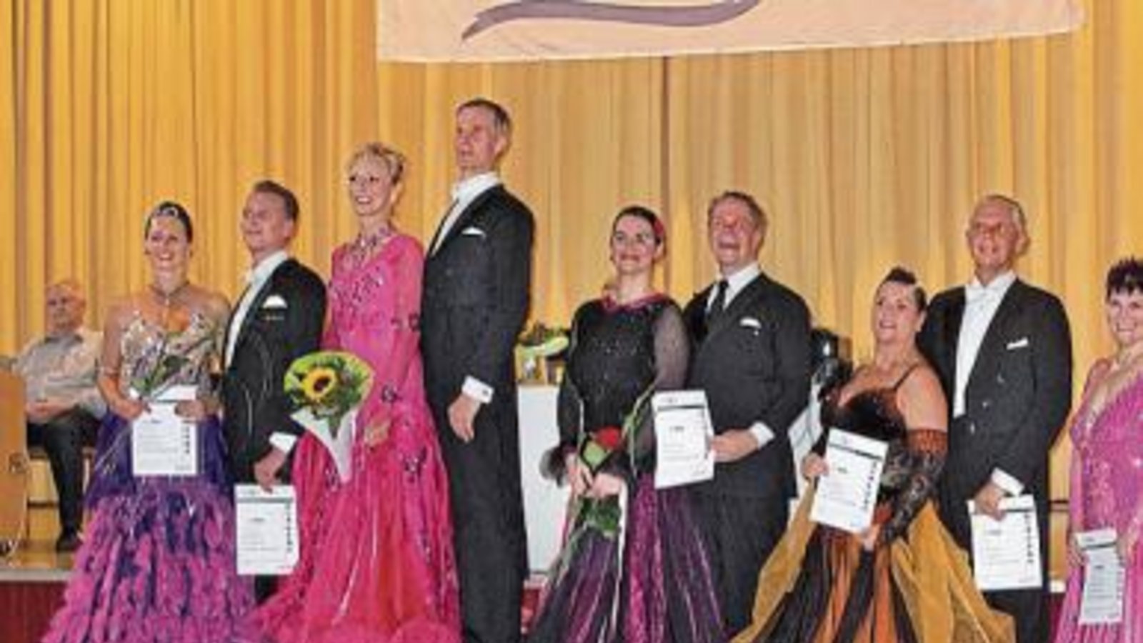 Klaus und Heike Weber (rechts) sind sichtlich stolz auf den vierten Platz beim Turnier in Enzklösterle. Foto: privat Klaus und Heike Weber (rechts) sind sichtlich stolz auf den vierten Platz beim Turnier in Enzklösterle. Foto: privat