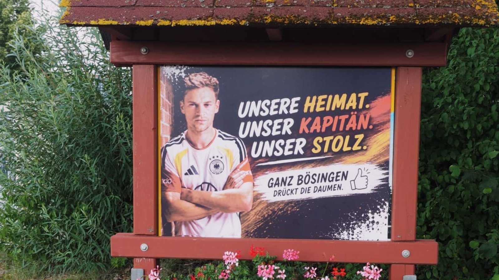 In Bösingen ist man Joshua Kimmich eng verbunden – hier eine Tafel, die zu Beginn der WM aufgestellt wurde (Archivfoto).Hölsch In Bösingen ist man Joshua Kimmich eng verbunden – hier eine Tafel, die zu Beginn der WM aufgestellt wurde (Archivfoto).Hölsch