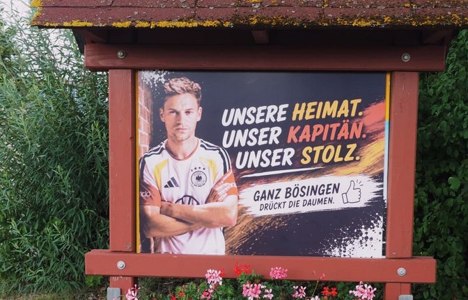 In Bösingen ist man Joshua Kimmich eng verbunden – hier eine Tafel, die zu Beginn der WM aufgestellt wurde (Archivfoto).<span class='image-autor'>Hölsch</span>