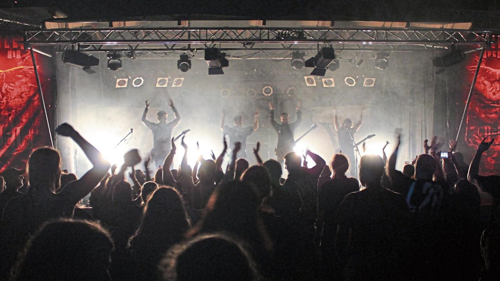Winterstorm war eine der 20 Bands, die den Besuchern des Riedler Open-Air-Festivals zwischen Wiensheim und Mönsheim kräftig einheizten. Foto: Pfisterer Winterstorm war eine der 20 Bands, die den Besuchern des Riedler Open-Air-Festivals zwischen Wiensheim und Mönsheim kräftig einheizten. Foto: Pfisterer