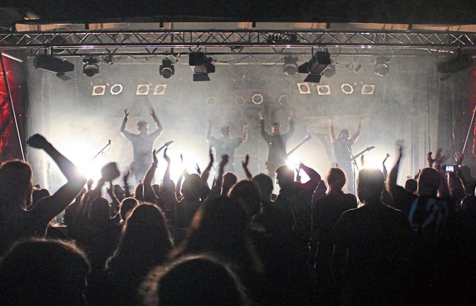 Winterstorm war eine der 20 Bands, die den Besuchern des Riedler Open-Air-Festivals zwischen Wiensheim und Mönsheim kräftig einheizten.  Foto: Pfisterer
