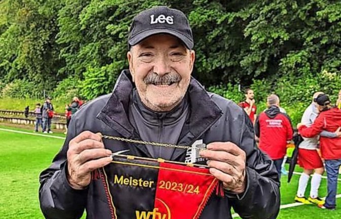 Mit dem Meisterwimpel in der Hand freut sich Betreuer Heiko Paul über den Aufstieg seines  TB Ruit  in die Kreisliga A.<span class='image-autor'>TB Ruit</span>