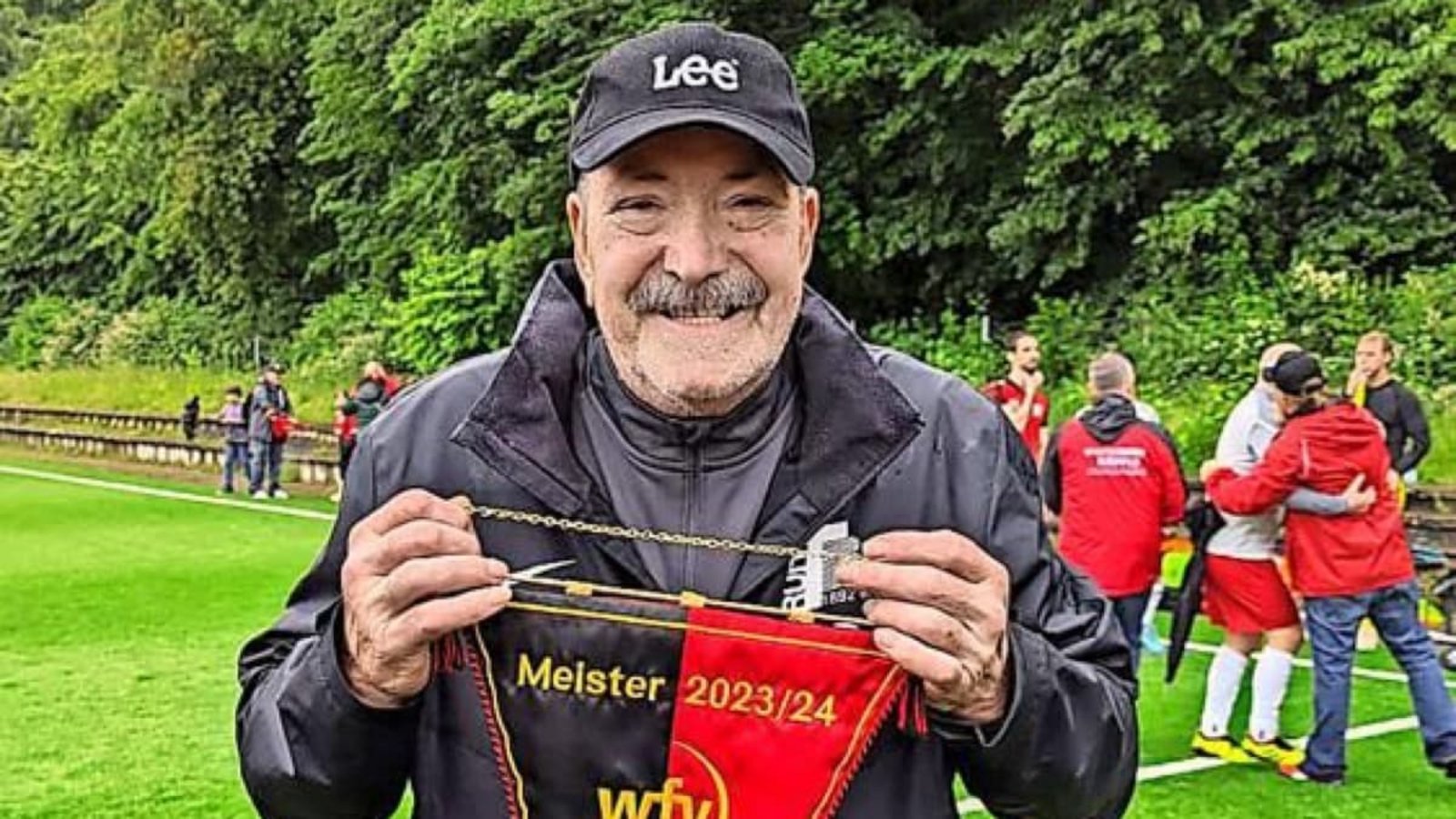 Mit dem Meisterwimpel in der Hand freut sich Betreuer Heiko Paul über den Aufstieg seines  TB Ruit  in die Kreisliga A.TB Ruit