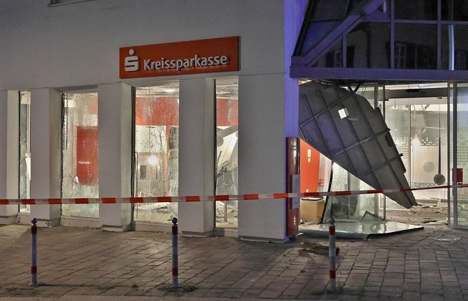 Am Gebäude in der Gerlinger Hauptstraße ist durch die Explosionen ein beträchtlicher Schaden entstanden.  <span class='image-autor'>Foto: KS-Images.de/Andreas Rometsch</span>