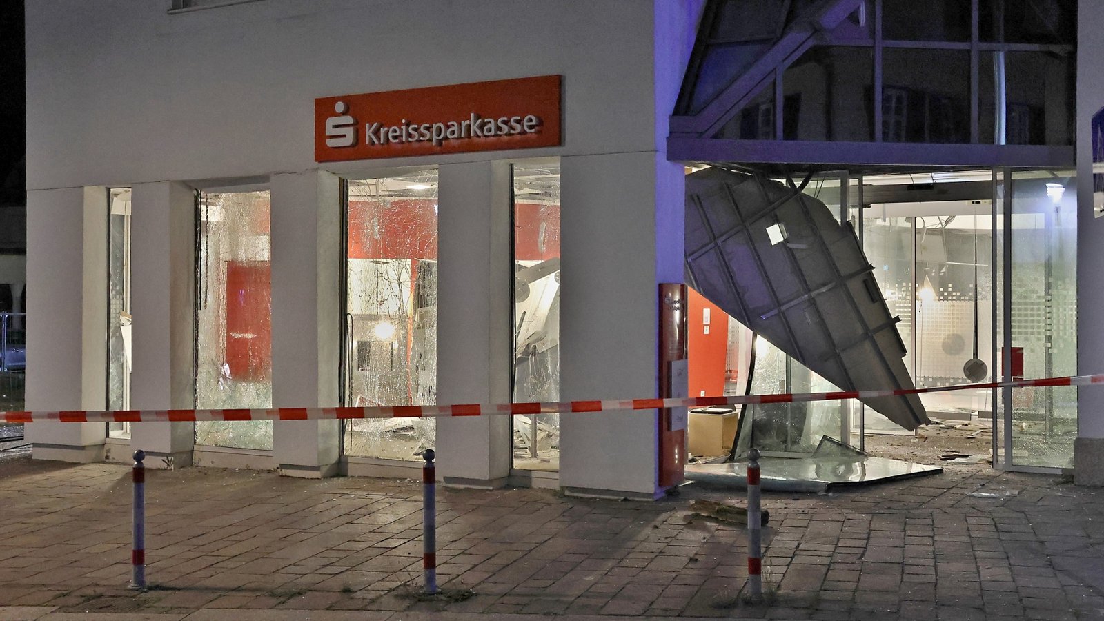 Am Gebäude in der Gerlinger Hauptstraße ist durch die Explosionen ein beträchtlicher Schaden entstanden.  Foto: KS-Images.de/Andreas Rometsch