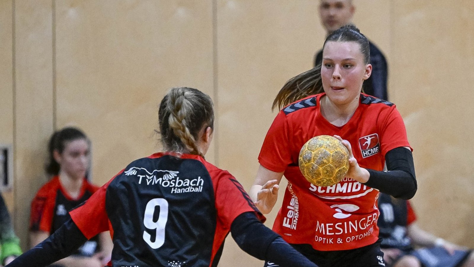 HC Metter-Enz (roter Dress) vs. TV Mosbach 24:26, 06.12.2025, Frauen, Enz-Murr, Bezirksoberliga, Saison 2025/2026, Handball, Frauenhandball, Leni Müller (8) versucht an Jamie Diemer (9) vorbei zu kommen.