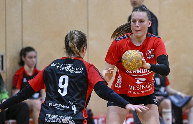 HC Metter-Enz (roter Dress) vs. TV Mosbach 24:26, 06.12.2025,   Frauen,  Enz-Murr, Bezirksoberliga, Saison 2025/2026, Handball, Frauenhandball,    Leni Müller (8) versucht an Jamie Diemer (9) vorbei zu kommen. 