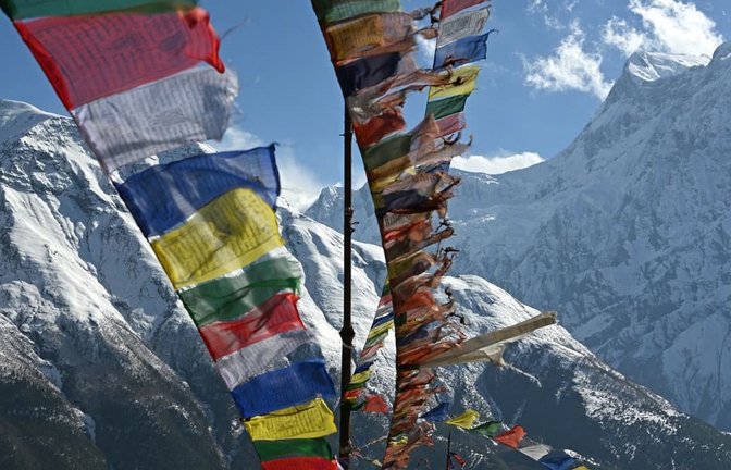 Für Millionen Menschen ist der fast 6700 Meter hohe Kailash ein Ort von großer spiritueller Bedeutung. Er gilt Hindus, Buddhisten, Jains und Anhängern der tibetischen Bön-Tradition gleichermaßen als heiliger Berg.<span class='image-autor'>Elisa Schu/dpa</span>