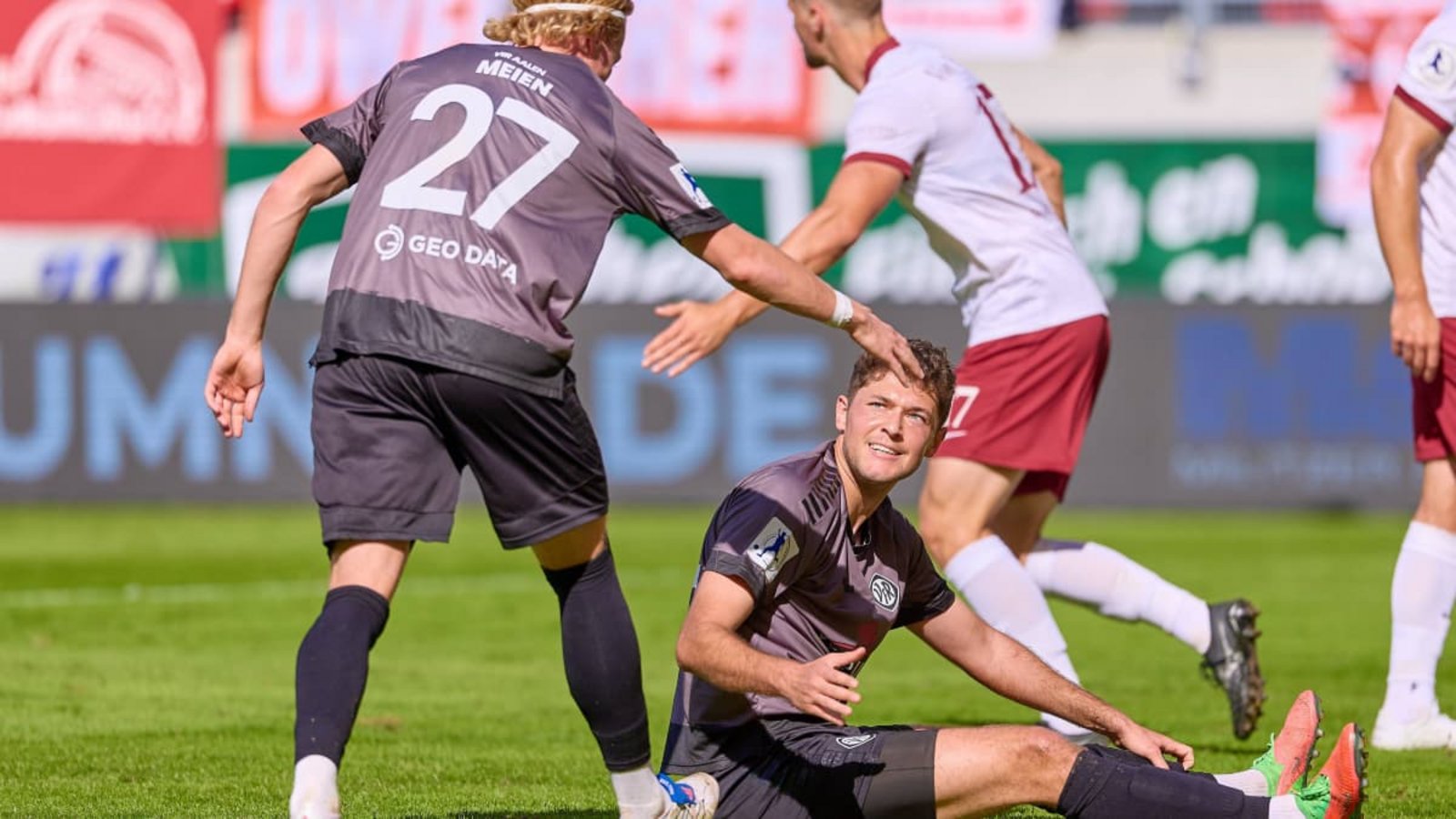Vico Meien klatscht mit Niklas Antlitz ab: Die beiden Ex-Kickers-Spieler befinden sich mit dem VfR Aalen auf dem Höhenflug.IMAGO/Eibner Vico Meien klatscht mit Niklas Antlitz ab: Die beiden Ex-Kickers-Spieler befinden sich mit dem VfR Aalen auf dem Höhenflug.IMAGO/Eibner