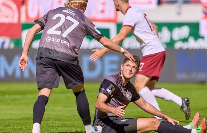 Vico Meien klatscht mit Niklas Antlitz ab: Die beiden Ex-Kickers-Spieler befinden sich mit dem VfR Aalen auf dem Höhenflug.<span class='image-autor'>IMAGO/Eibner</span>