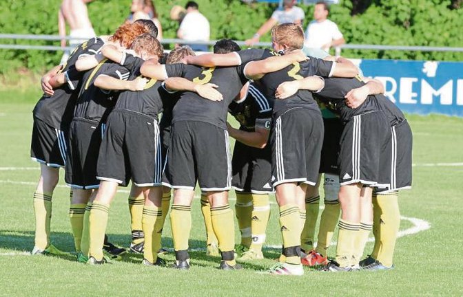 Michael Mahler versammelt seine Mannschaftskameraden vom TSV Ensingen zu einer kurzen Ansprache am Mittelkreis, um alle noch einmal auf das Spiel einzuschwören. Foto: Nachreiner