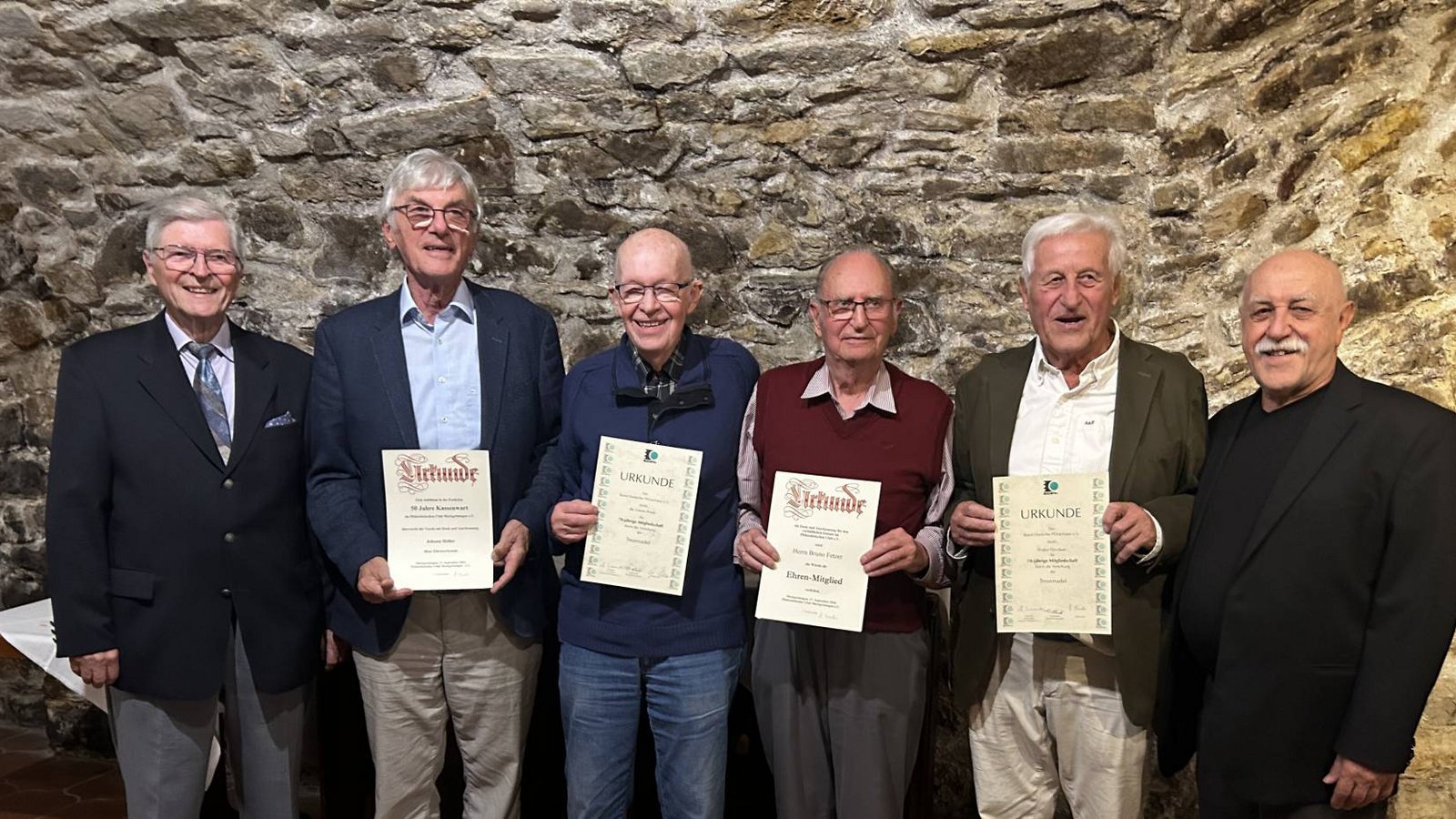 Dieter Schaile vom Landesverband Südwest mit den Ausgezeichneten (von links): Günter Klein, Johann Höller, Dr. Günter Prade, Bruno Fetzer und Walter Marchart. Fotos: Staudacher Dieter Schaile vom Landesverband Südwest mit den Ausgezeichneten (von links): Günter Klein, Johann Höller, Dr. Günter Prade, Bruno Fetzer und Walter Marchart. Fotos: Staudacher