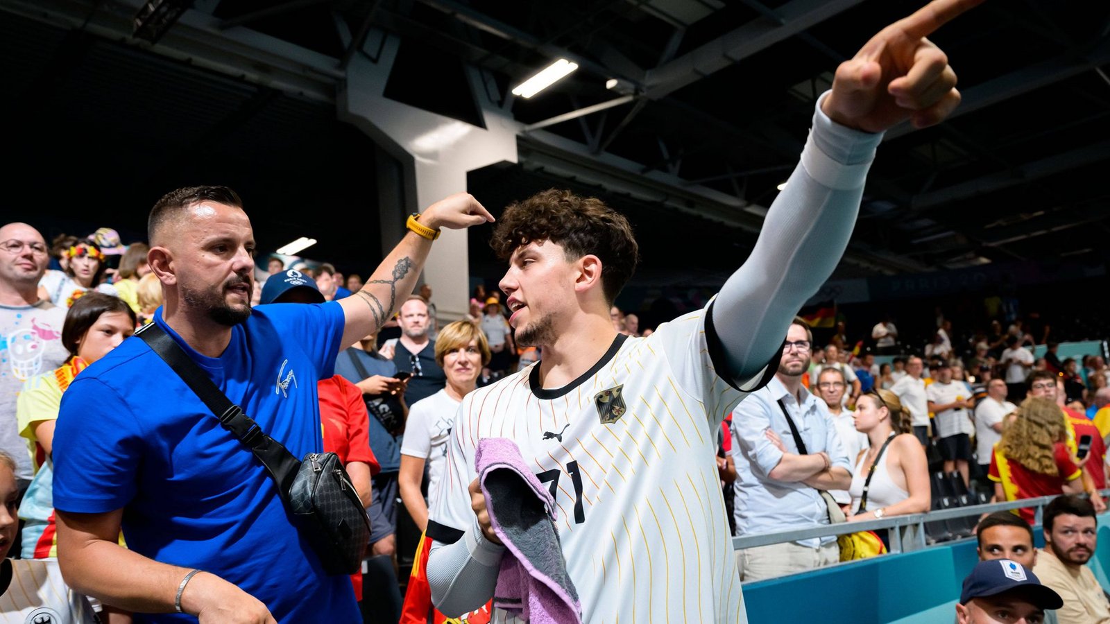 Vater-Sohn-Austausch: Danijel (li.) und Marko Grgic nach dem  Vorrundenspiel der deutschen Handballer gegen Spanien bei den Olympischen Spielen in Paris.Foto: IMAGO/wolf-sportfoto