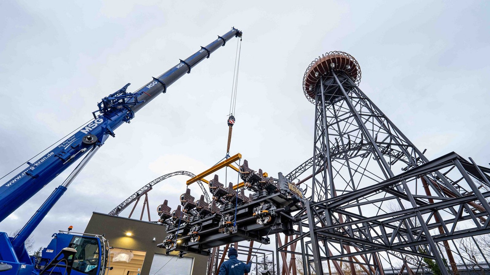 Bei den Aufbauarbeiten: Die Züge werden auf die Schiene gesetzt.Foto: Europa-Park Bei den Aufbauarbeiten: Die Züge werden auf die Schiene gesetzt.Foto: Europa-Park