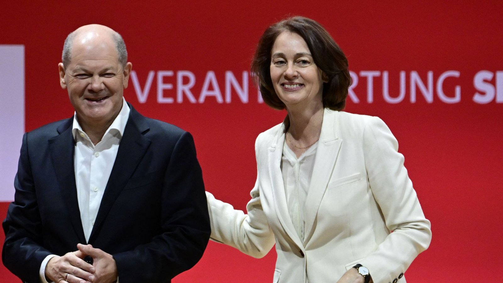 Katarina Barley, hier gemeinsam mit Olaf Scholz, geht als SPD-Spitzenkandidatin ins Rennen. (Archivbild)Foto: AFP/TOBIAS SCHWARZ Katarina Barley, hier gemeinsam mit Olaf Scholz, geht als SPD-Spitzenkandidatin ins Rennen. (Archivbild)Foto: AFP/TOBIAS SCHWARZ