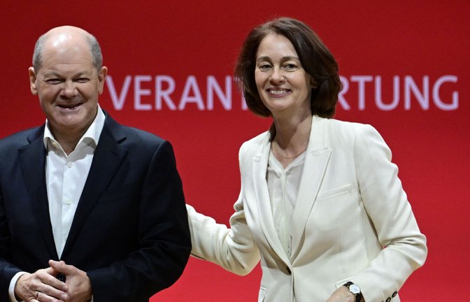 Katarina Barley, hier gemeinsam mit Olaf Scholz, geht als SPD-Spitzenkandidatin ins Rennen. (Archivbild)<span class='image-autor'>Foto: AFP/TOBIAS SCHWARZ</span>
