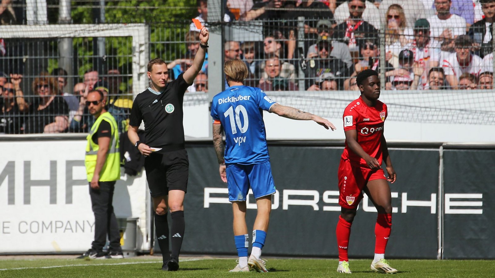 VfB-Spieler Moussa Cisse (re.) sieht Gelb-Rot.Foto: Pressefoto Baumann/Julia Rahn