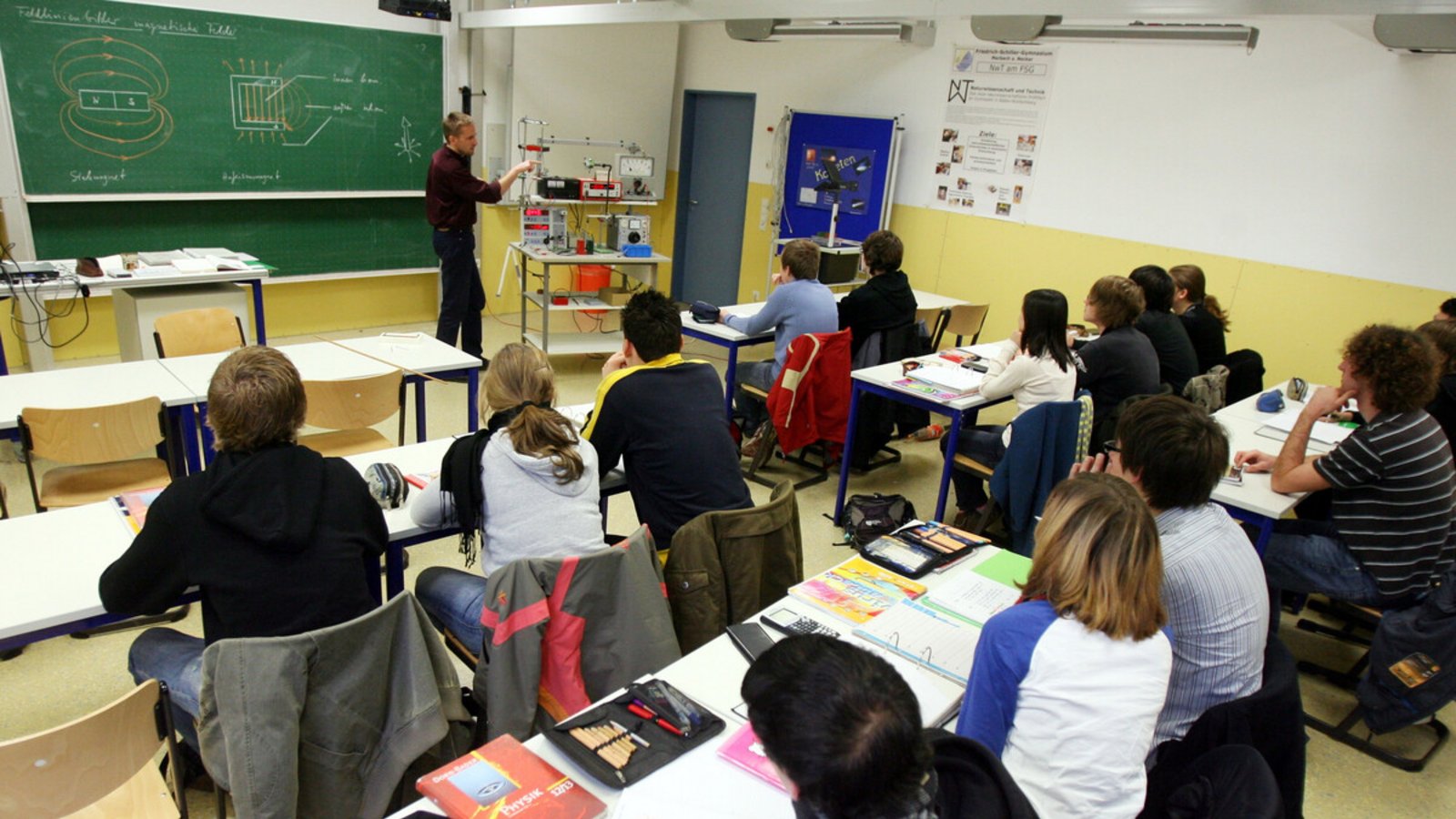 Die Naturwissenschaften werden im neuen neunjährigen Gymnasium mit zusätzlichen Wochenstunden gestärkt.Foto: picture alliance / Daniel Karmann/dpa/dpa