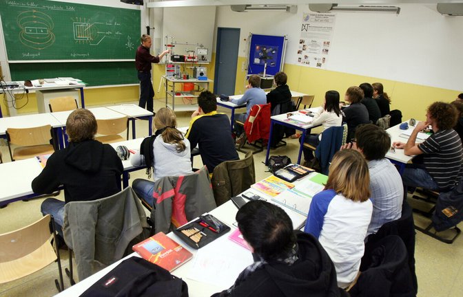 Die Naturwissenschaften werden im neuen neunjährigen Gymnasium mit zusätzlichen Wochenstunden gestärkt.<span class='image-autor'>Foto: picture alliance / Daniel Karmann/dpa/dpa</span>