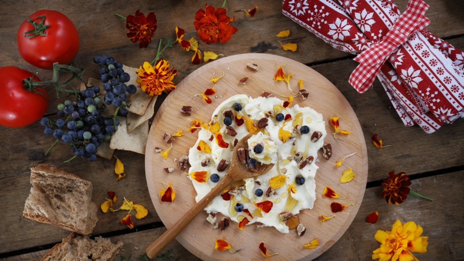 Butter Board: Der neue Food-Trend!Foto: Suzanne Tucker/Shutterstock Butter Board: Der neue Food-Trend!Foto: Suzanne Tucker/Shutterstock