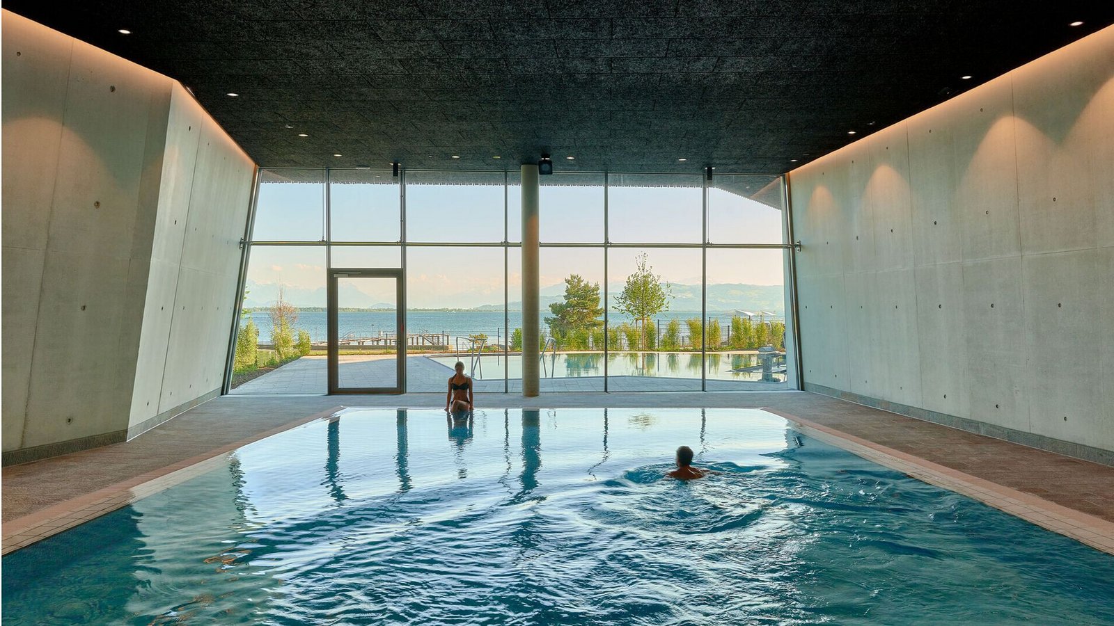 4a Architekten aus Stuttgart haben die Therme Lindau entworfen – für alle, die dort nicht draußen schwimmen mögen und auc hnicht im Bodensee..Foto: 4a Architekten/David Matthiessen