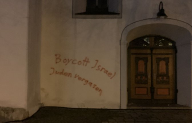 Antisemitische Schmiererein am Eingang der Martinskirche in Langenau.<span class='image-autor'>Foto: ELK-WÜ</span>