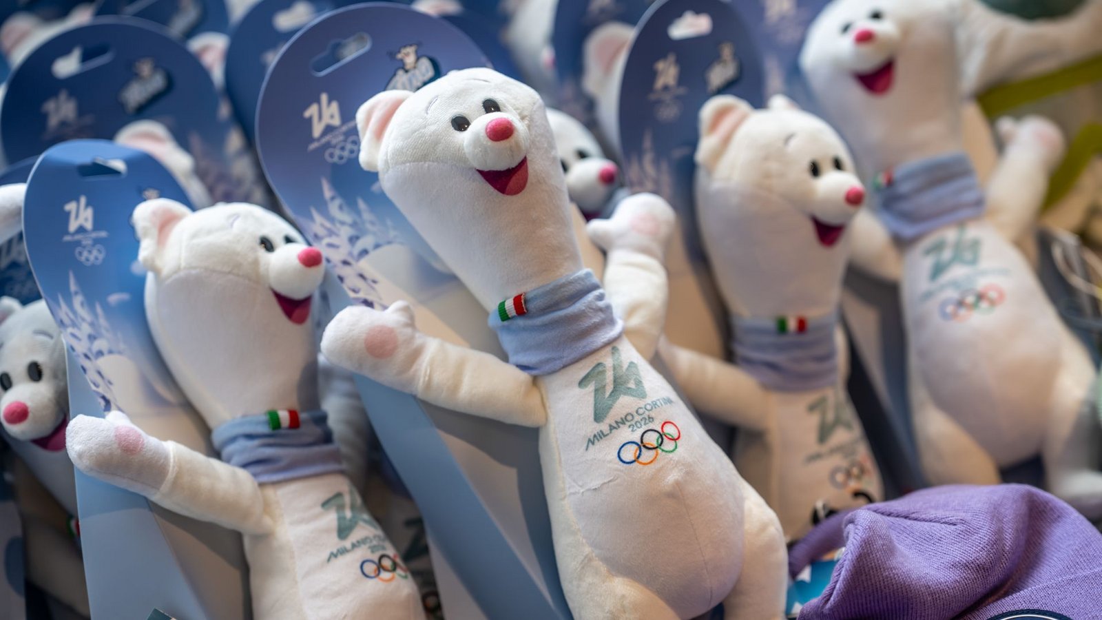 Tina, das Maskottchen der Olympischen Winterspiele in Mailand und Cortina.Foto: Michael Kappeler/dpa Tina, das Maskottchen der Olympischen Winterspiele in Mailand und Cortina.Foto: Michael Kappeler/dpa