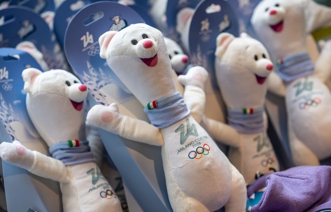 Tina, das Maskottchen der Olympischen Winterspiele in Mailand und Cortina.<span class='image-autor'>Foto: Michael Kappeler/dpa</span>