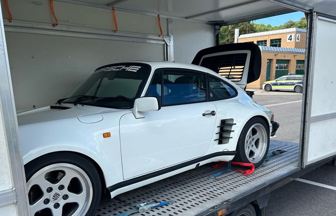 Die Zollbeamten stellten den Porsche sicher.<span class='image-autor'>Foto: Hauptzollamt Singen</span>