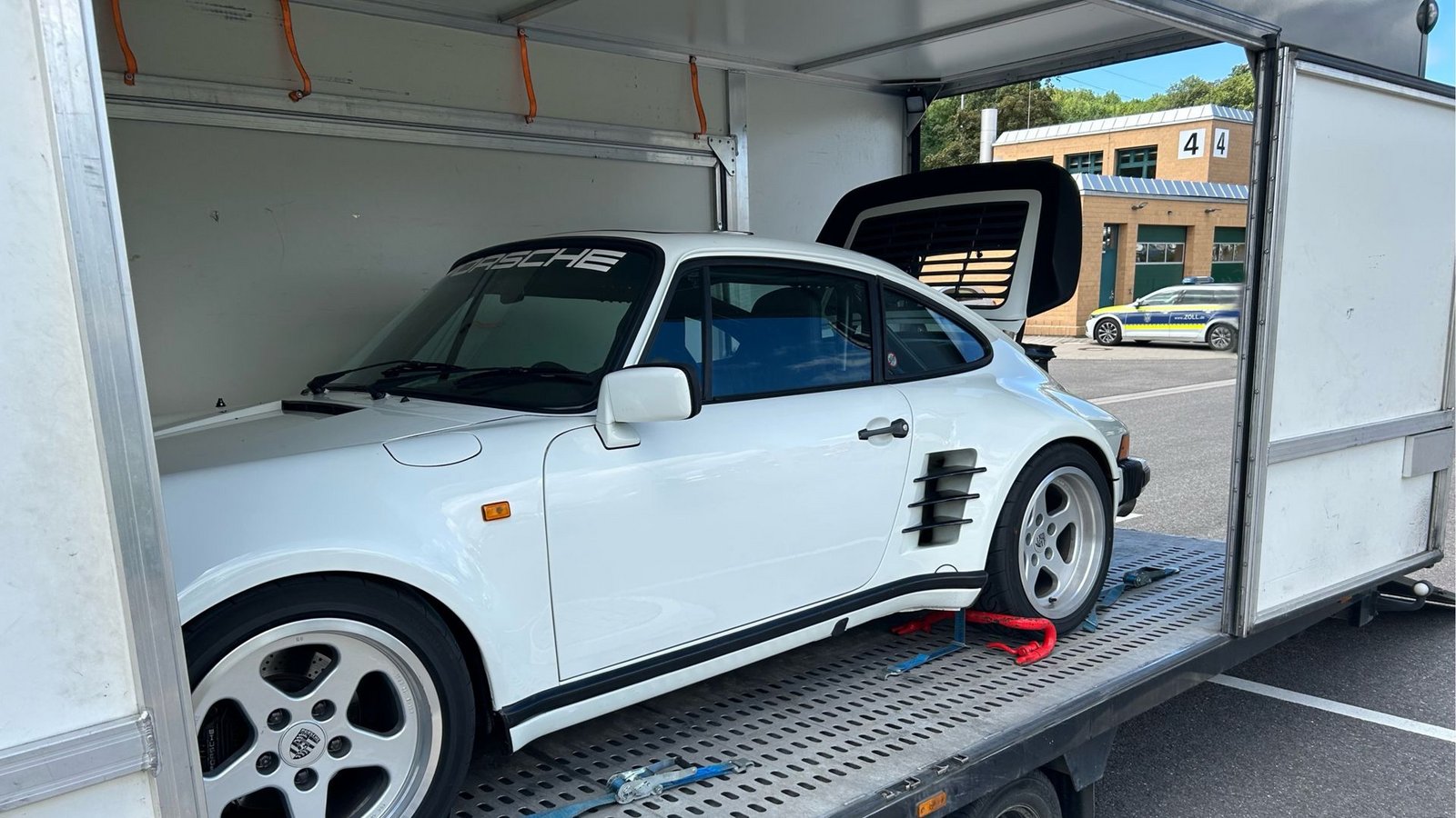 Die Zollbeamten stellten den Porsche sicher.Foto: Hauptzollamt Singen Die Zollbeamten stellten den Porsche sicher.Foto: Hauptzollamt Singen