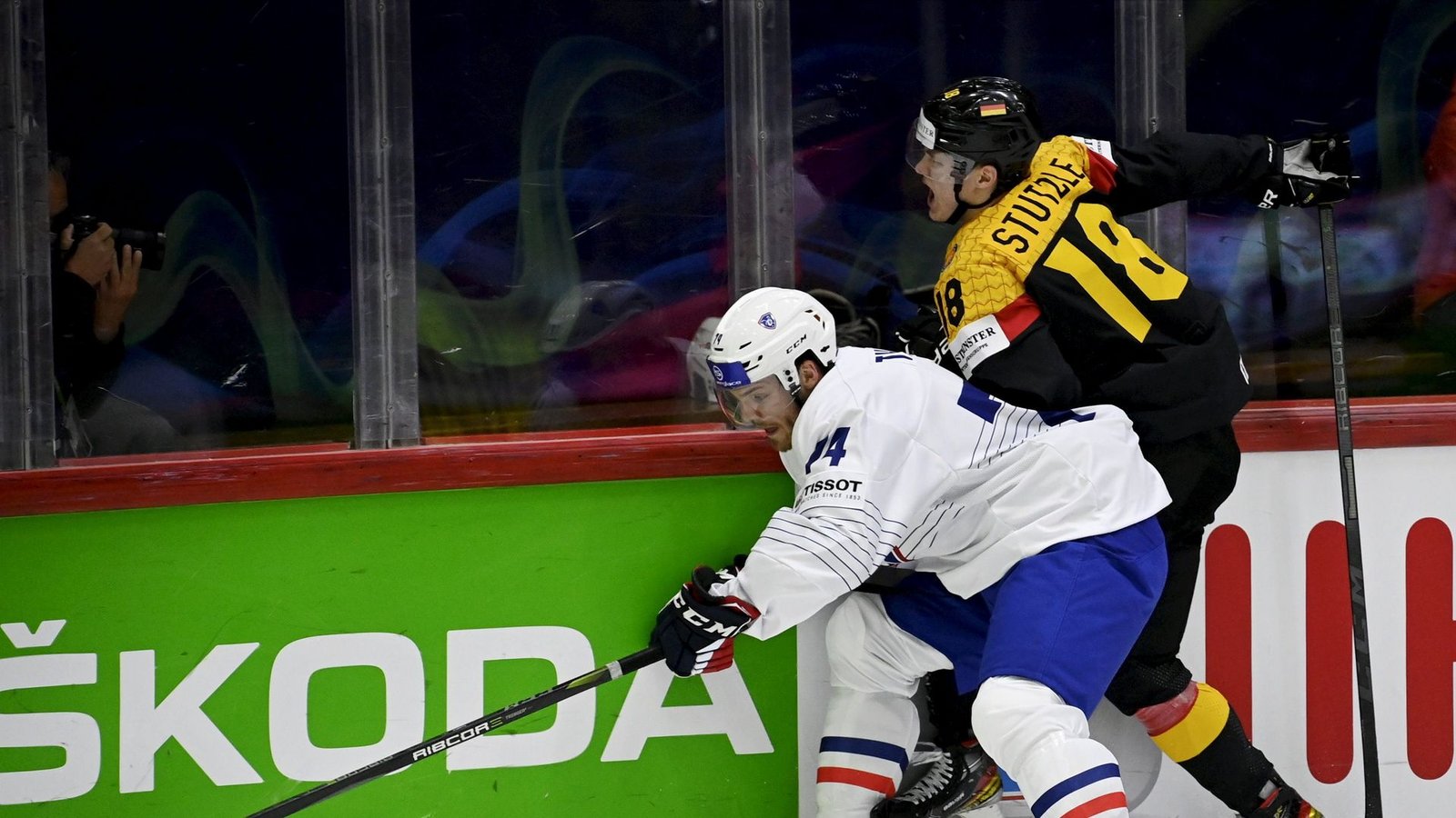 NHL-Profi Tim Stützle (r) verletzte sich gegen Frankreich.Foto: Antti Aimo-Koivisto/Lehtikuva/dpa