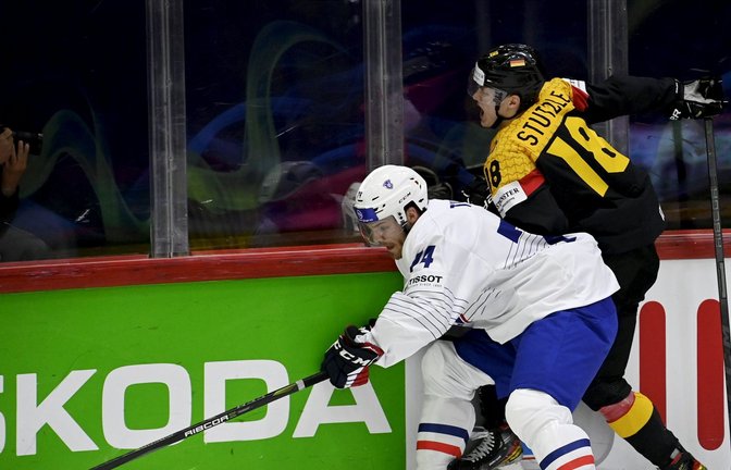 NHL-Profi Tim Stützle (r) verletzte sich gegen Frankreich.<span class='image-autor'>Foto: Antti Aimo-Koivisto/Lehtikuva/dpa</span>