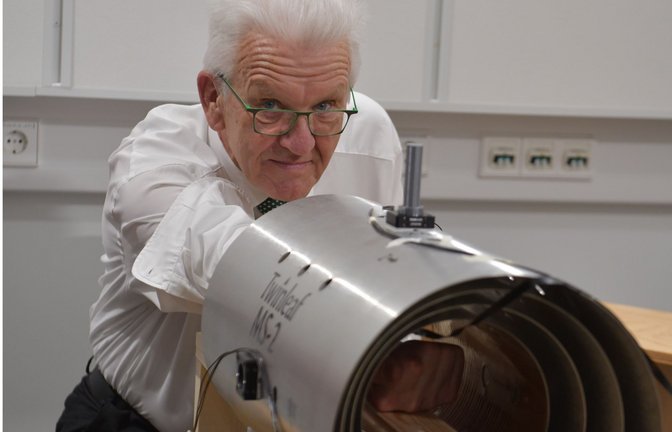 Der Ministerpräsident lässt mit Hilfe der Quantentechnologie seine Muskelstärke prüfen.<span class='image-autor'>Foto: LICHTGUT/Max Kovalenko</span>