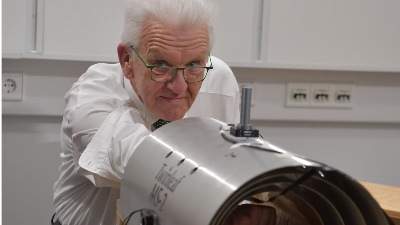 Der Ministerpräsident lässt mit Hilfe der Quantentechnologie seine Muskelstärke prüfen.Foto: LICHTGUT/Max Kovalenko Der Ministerpräsident lässt mit Hilfe der Quantentechnologie seine Muskelstärke prüfen.Foto: LICHTGUT/Max Kovalenko