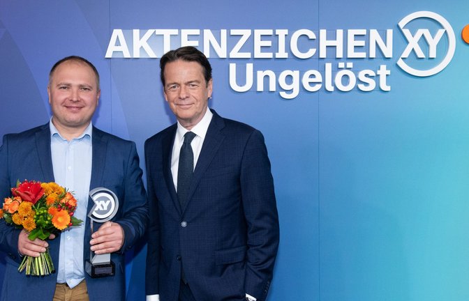 Bei der Verleihung des XY-Preises: Andreas Bichert (links) mit Rudi Cerne, dem Moderator der ZDF-Sendung „Aktenzeichen XY“.<span class='image-autor'>Foto: ZDF/Jule Roehr</span>