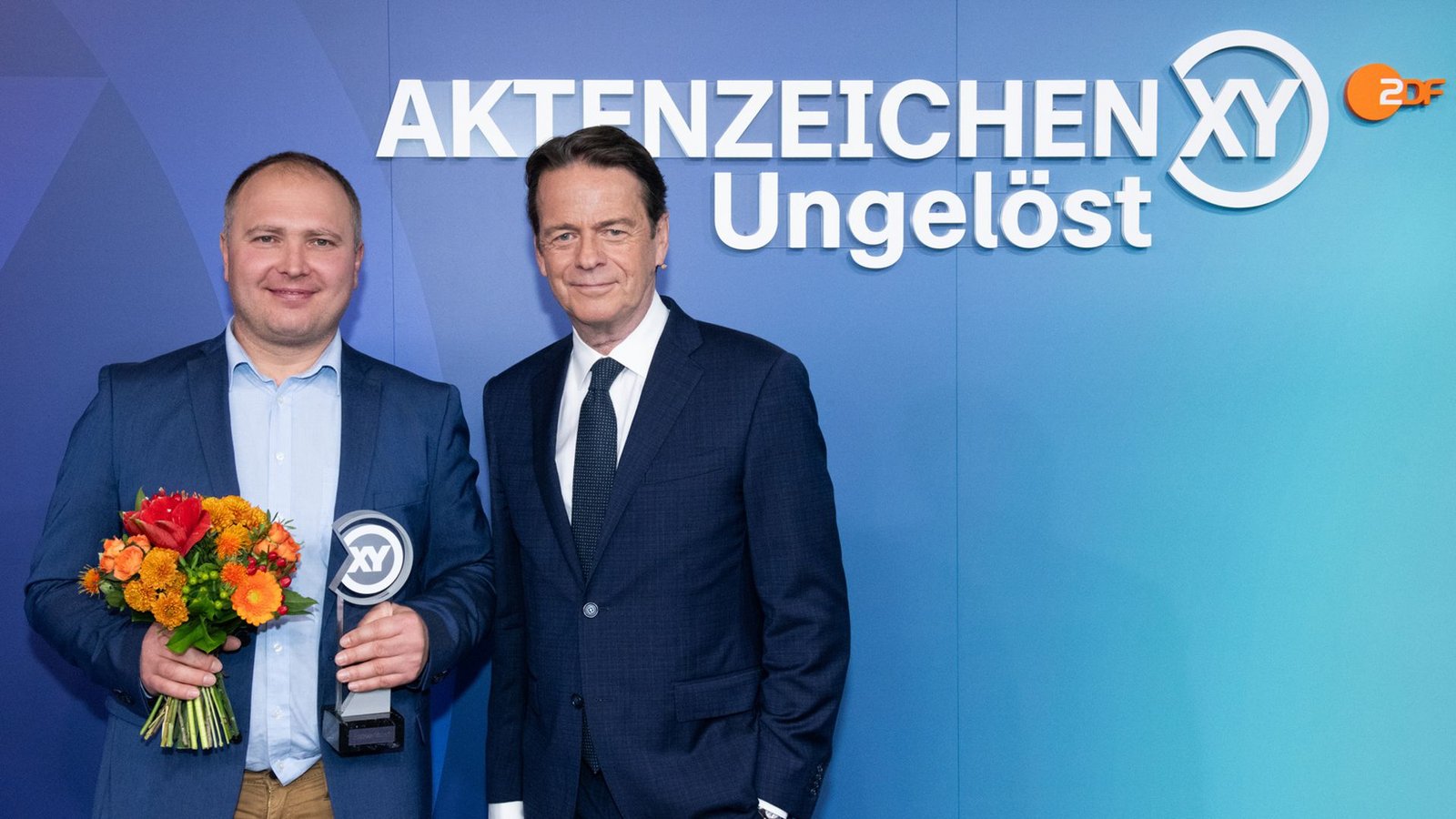 Bei der Verleihung des XY-Preises: Andreas Bichert (links) mit Rudi Cerne, dem Moderator der ZDF-Sendung „Aktenzeichen XY“.Foto: ZDF/Jule Roehr