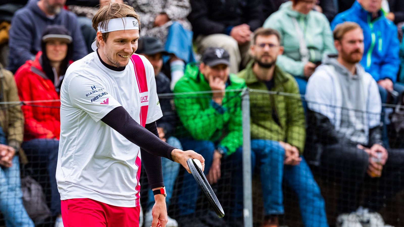 Halbfinaleinzug auf einem Nebenplatz: Alexander Bublik, Weltranglisten-Elfter, am verregneten Freitag in Stuttgart.Foto: IMAGO/Beautiful Sports International Halbfinaleinzug auf einem Nebenplatz: Alexander Bublik, Weltranglisten-Elfter, am verregneten Freitag in Stuttgart.Foto: IMAGO/Beautiful Sports International